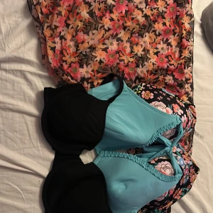 Bikini - Olika bikini överdelar och annat strandplagg. Blandade storlekar 