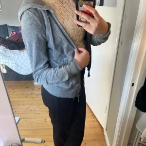 Grå hoodie med dragkedja - Säljer den här grå hoodien med dragkedja. Tröjan är från Cubus i storlek S och är i fint skick!