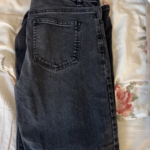 Svarta midwaist jeans - Säljer domma fina jeansen ifrån madlady i storlek 36, aldrig använt🩷