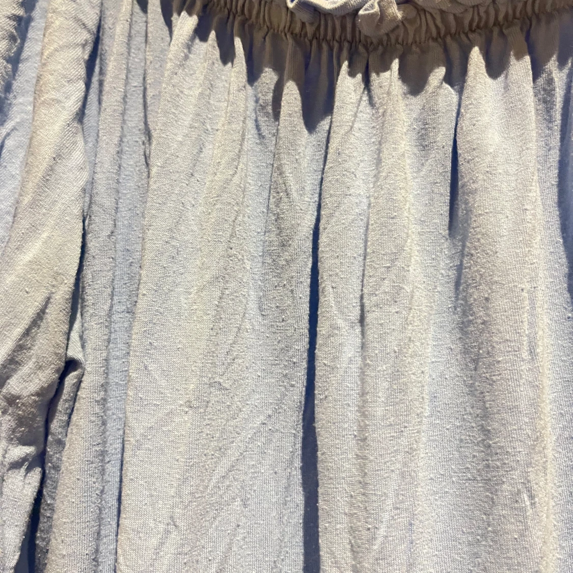 Ljusblå klänning med resårdetaljer - 3