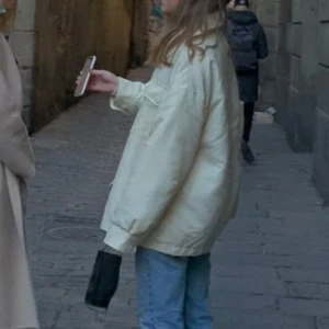 Beige jacka - Snygg beige jacka med krage och långa ärmar. Perfekt för lager-på-lager-stil. Den har två bröstfickor med lock och en avslappnad passform.