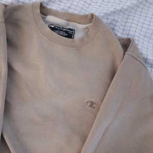 Vintage Champion sweatshirt ♡ - En biege baggy Champion Sweater i Storlek Large :) Skulle passa dom flesta, men för reference så är jag storlek M-L och den är väldigt oversized på mig! Säljer pga att jag behöver tjäna extra just nu ♡