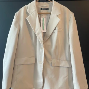 Oversized kavaj - SÄLJER Oanvänd kavaj från Gina tricot. Storlek M men stor i storleken. 