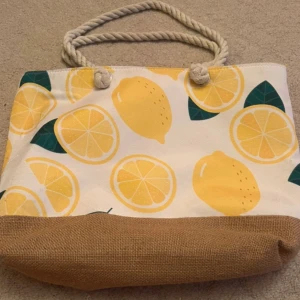 Strandväska med citroner  - Strandväska med citroner på, Helt ny utan prislapp & Rekommenderas till dig som behöver en ny Strandväska till sommaren