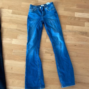 Blå och svarta bootcut jeans - Två par bootcut jeans från only!! Säljer då jag rensar garderoben storlek S båda 1 passar mig brukar ha 34/36 i jeans, 🥰skriv till mig för fler bilder bilderna här va inte så bra så hör av er❤️