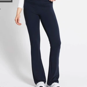 Mörkblå  byxor - Snygga mörkblå yoga pants. Perfekta för en stilren look med en tight passform upptill och utsvängda ben. Tillverkade i ett mjukt och stretchigt material för extra komfort. Storlek xs men passar nån storlek större. Använda två gånger 