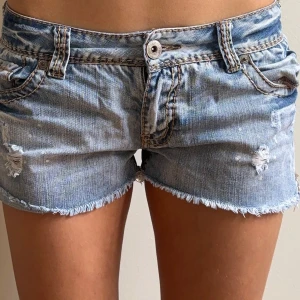 Ljusblåa lågmidjade jeansshorts  - Ljusblå lågmidjade jeansshorts med jättefina fickor! Midjemått: 39cm Passar en S-M💗