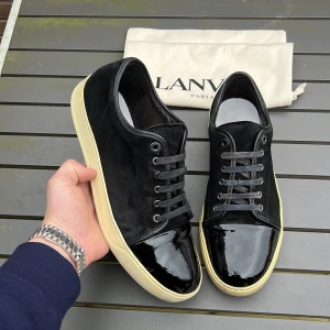 Lanvin - Säljer dessa riktigt feta och fräsha lanvins! Passar perfekt till sommaren! Size uk9 vilket motsvarar 43-44! Skick 8,5-9/10! Vad ingår? Endast skorna. Hör av dig vid minsta fundering!🤩
