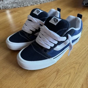Vans Knu Skool - Vans Knu Skool i väldigt bra skick, nypris 1000kr. Storlek 43. Skriv om ni har frågor.