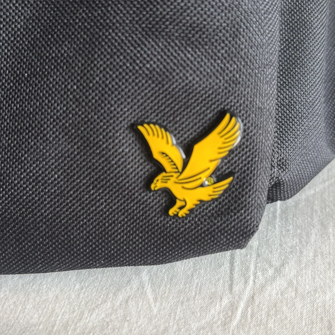 Svart Lyle&Scott  midjeväska med gul logotyp - 2