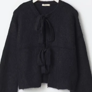 Knitted tie cardigan Gina  - Säljer min knitted tie cardigan från gina tricor. Aldrig använd och har prislapp kvar. Den kommer ej till använding.