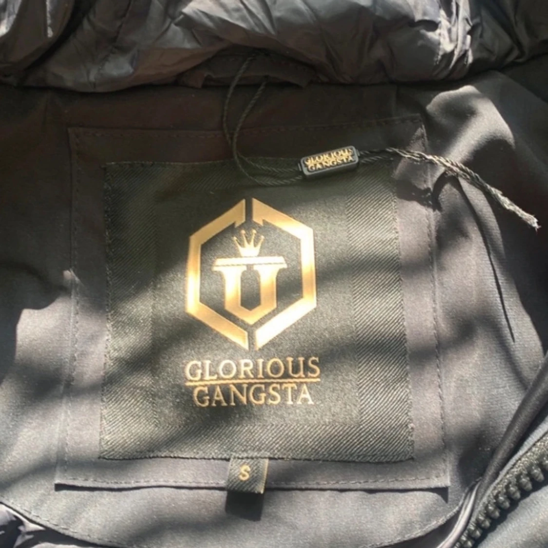 Svart jacka med pälsdetaljer från Glorious Gangsta - 3