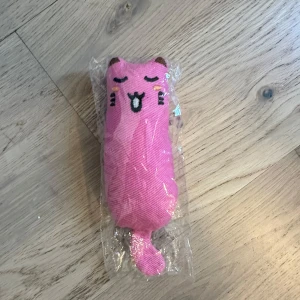 Kattmynta - Ge din katt en naturlig och rolig upplevelse med vår högkvalitativa kattmynta! Perfekt för att stimulera lek och aktivitet, samtidigt som den är helt säker för din fyrbenta vän. Vår kattmynta är 100% organisk och fri från tillsatser, vilket gör den till ett perfekt val för din katt. Finns i både påsar och lösvikt – beställ idag och ge din katt timmar av underhållning och glädje!