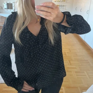 Prickig blus - Säljer denna pricka blusen pågrund av att den aldrig kommer till användning 💖💖
