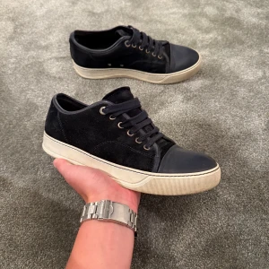 Lanvins  - Tjeeena, säljer nu dessa riktigt feta mörkblåa Lanvinsen i storlek 40! Schysst matt captoe, helt perfekta till våren/sommaren! Skick 8/10. Hör av dig vid fundering!⭐️