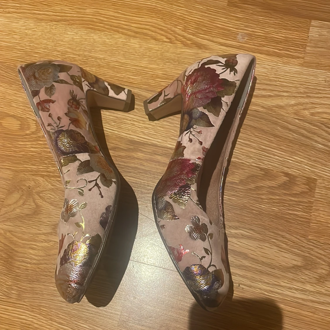 Blommiga pumps från Tamaris - 3