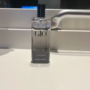 Acqua di Giò Eau de Parfum - Säljer en elegant flaska Acqua di Giò Eau de Parfum från Giorgio Armani. Flaskan är stilren med en svart kork och genomskinligt glas som avslöjar den fräscha doften inuti. Perfekt för den som vill ha en tidlös och sofistikerad doft. 14/15 ml