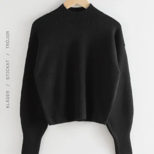 Svart stickad tröja - Helt ny stickad tröja från &other stories. Nypris är 490 kr