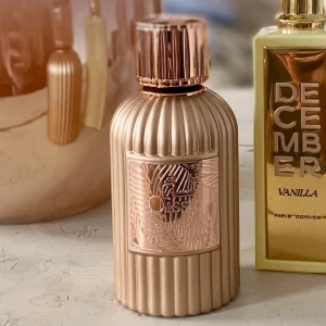 Qissa delicious från Paris Corner - Elegant parfym från Paris Corner. Doften har söta och vaniljiga toner med inslag av pudrig citrus, mysk, choklad, kokos och lactonic. Perfekt för den som älskar en söt och varm doftprofil.