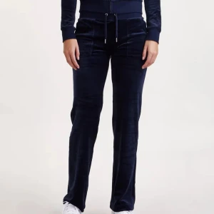 Mörkblå Juicy couture - Säljer dessa snygga byxor från juicy couture. Knappt använda så otroligt fint skick!😊