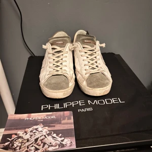 Sneakers från Philippe Model - Säljer mina Philippe models i ganska bra skick| Säljer då de är för små| en liten defekt men inget som märks av(se på bild nr 3) påse och kort följer med då jag blev av med box| De har en fet design med Phillipe model på sulan. Priset är inte hugget i sten🗿