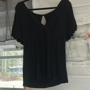 Topp - Jättefint skick!! Pris kan diskuteras! Är storlek M men passar även S.