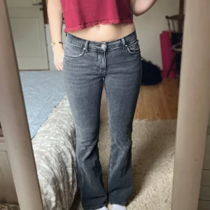 Grå bootcut jeans från gina tricot💕💕 - Bootcut jeans från Gina tricot. Knappt använda🫶🏼 Dom är storlek 38 men skulle säga att dom är små i storleken och passar någon med 36.