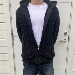 Fodrad stickad cardigan jacka  - En sjukt snygg och go stickad cardigan med foder inuti! | En aning sliten vid dragkedjans slut, men inget man lägger märke till, Skick: 9/10✅ | Storlek XL, men passar L bättre! | Hör av er vid fundering! 🦦