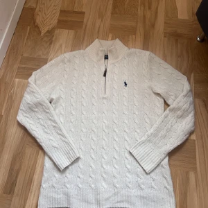 Stickad Ralph Lauren tröja (Kashmir) - Säljer nu denna vita stilrena kabel stickade Ralph lauren tröja i kashmir. Storlek S på denna, passar dig mellan 178-182 ungefär. Nyskick och handtvättad innan den fraktas. Pris kan diskuteras vid snabbare affär 