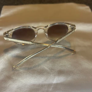 Solglasögon från chimi 01 - Snygga solglasögon från chimi köpta på nk i modellen 01 i en transparent beige färg, priset är inte hugget i sten och går att diskutera vid snabb affär🤩