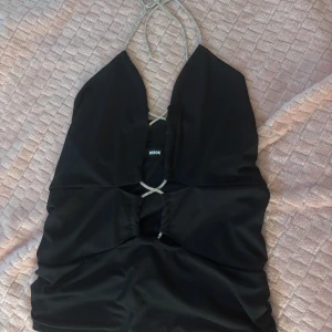 Svart halterneckklänning med pärldetaljer - Snygg svart halterneckklänning från Bik Bok med glittrande pärldetaljer. Toppen har en snygg passform som framhäver figuren. 🖤