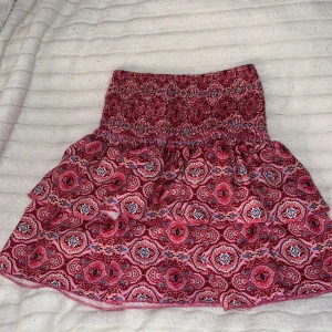 Mönstrad rosa kjol - Mönstrad rosa kjol storlek M funkar för S och L