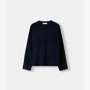 Stickad tröja - Säljer en mörkblå stickad tröja från Bershka. Superfin men har knappt använt. Skriv om frågor🩷