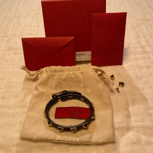 Valentino armband - Tjena! Säljer nu detta riktigt snygga valentino armband! Armbandet är i nyskick och har inga defekter. Färgen är svart med guldiga nitar. OG tillföljer. Hör av er vid frågor och funderingar🙌