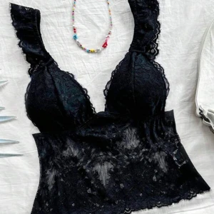 Svart spetslinne - Snyggt svart spetslinne. Aldrig använt 