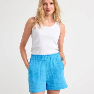 Blåa shorts från Lindex! - Snygga blå shorts från Lindex i ett luftigt och bekvämt bomull material. Perfekta för varma sommardagar med en elastisk midja för extra komfort. Nypris 300 kr, Mycket bra skick🌸