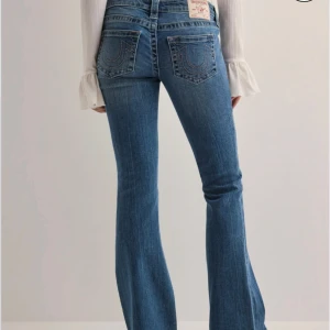 Blå bootcut jeans från True Religion - Snygga blå bootcut jeans från True Religion Köptes här på Plick men passade inte, de är uppsydda men inget som märks. Priset kan diskuteras. Original pris 1399kr 