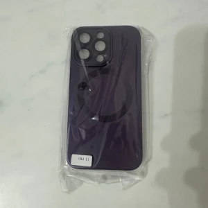 Lila mobilskal för iPhone 13 Pro - Snyggt lila mobilskal designat för iPhone 13 Pro. Skalet har en stilren design med utskärningar för kameran och knapparna. Perfekt för att skydda din telefon med stil. Kompatibelt med magsafe.