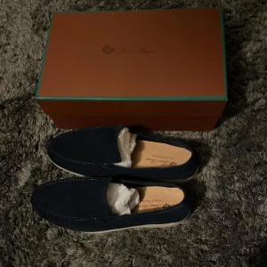Loro Piana summerwalk loafers - Tja, lägger ut mina stilrena Loro Piana summerwalks. Skorna är i helt nytt skick och perfekta inför sommaren. Box, tags och dustbags medföljer och självklart är allt äkta. Priset går att diskutera.
