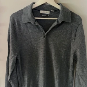 Övertröja med krage  - Övertröja med krage i lite blå grå aktig färg i väldigt bra skick 