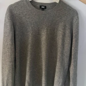 Cashmir crewneck - Cashmir tröja i bra skick med ett litet litet hål på framsidan 