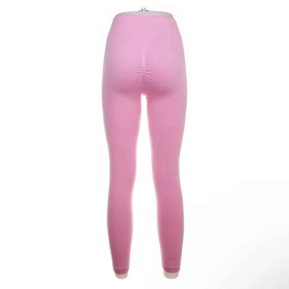 Snygga rosa leggings i ett stretchigt syntetmaterial med hög midja. Perfekta för träning eller en avslappnad dag. Tillverkade av 90% polyamid och 10% spandex för en bekväm passform.. Sportswear.