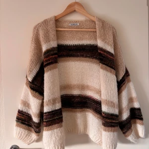 Fin beige stickad koffta! - Söt och fin stickad tröja från Missoni! Använd en gång! Nypris 1100kr.