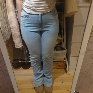 Ljusblå nelly jeans - Ljusblå jeans från nelly i storlek 34. Använt endast fåtal gånger så att det har fransat sig lite i ändarna nere men annas hela och fina. Skriv vid frågor eller diskussion av pris! 