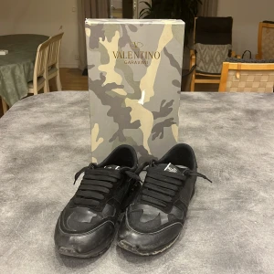 Svarta Valentino rockrunners  -  Valentino rockrunners i storlek 45 men är små i storlek så passar 44 bättre. Det är andvända men ser fortfarande riktigt bra ut, det är lite slitning och repor vid tårna som man ser på bilderna. Kontakta gärna om frågor och funderingar. OBS Är intresserad av byten!