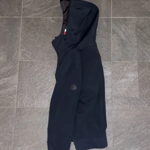 Moncler softshell jacket - Skön softshell jacka i storlek 2 (M), perfekt vårjacka i färgen Navy, äkthetsbevis finns självklart, tveka inte på att höra av dig vid frågor!