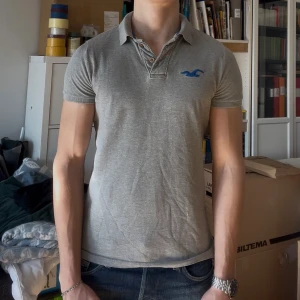 Hollister piké: nypris 400kr - Tja, säljer nu min snygga slim fit hollister piké. Den är väldigt snygg enligt mig och svårt att hitta på nätet. Jag säljer för att få ihop pengar. Skriv vid frågor eller intresse