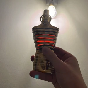 Jean Paul Gultier Elixir - Jag säljer jpg flaska eftersom att jag har inte lika stor intresse för den längre. Men den är fortfarande ny, användes ett få antal gånger. Och den är 125 ml i ursprung. Söt, tonka, honung den kan funka för både könerna men passar män mer. Köpt direkt från kicks!