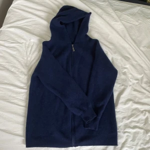 Kashmir zip hoodie  - Tjena, säljer en kashmir zip hoodie från merley. Det finns inga defekter på den och storleken är S. Nypris 1499.  Hör av dig vid minsta fundering!