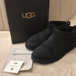 Uggs i modellen mini  - Feta uggs som är extremt sköna och varma att gå i. De är köpta i Polen för cirka 2,1 och mitt pris 1399kr. De är fint skick på de inga defekter 8,5/10. Hör av dig vid funderingar och pris kan diskuteras vid snabb affär mvh Malte.202